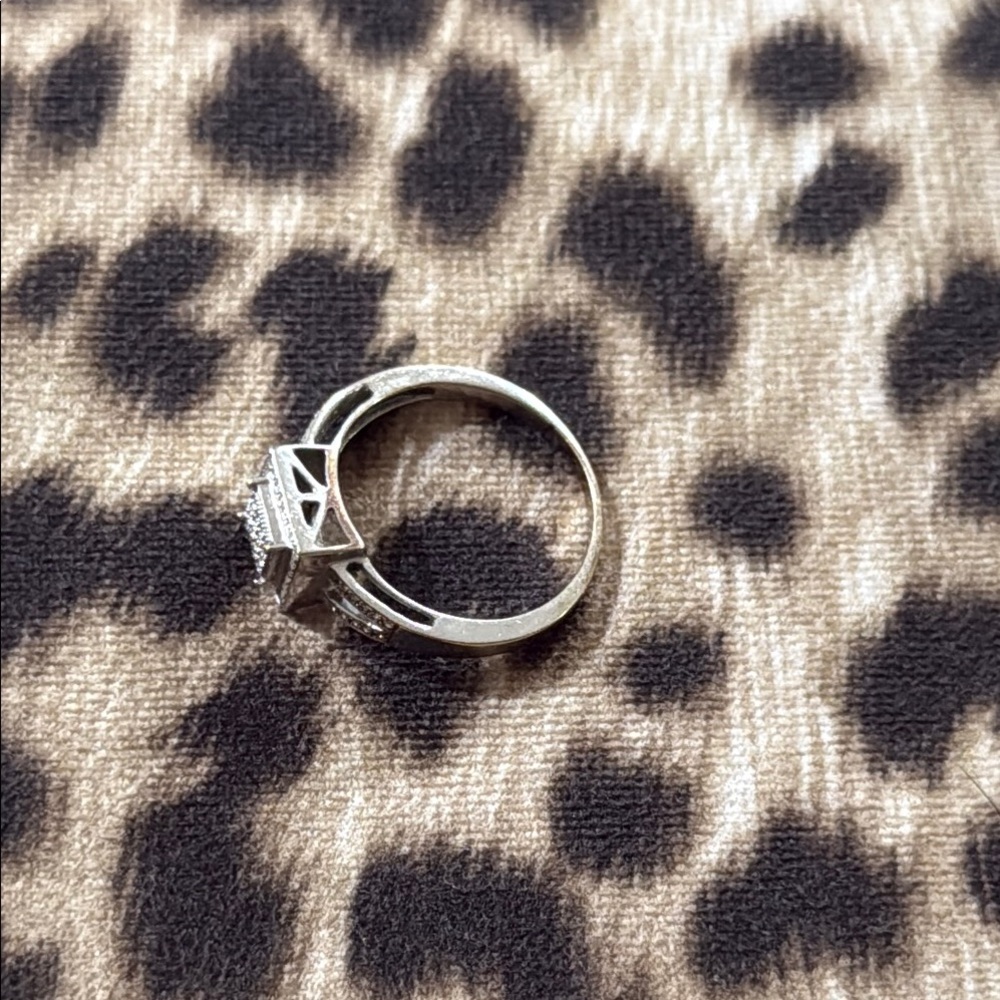 Elegant Silver Ring With Square Design - image 2